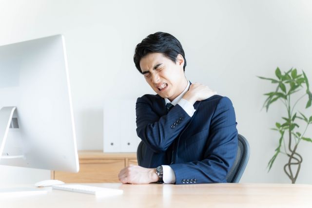 肩こりを引き起こす長時間の同じ姿勢